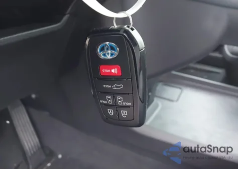 2025 Toyota Sienna Xle/Woodland Edition from USA, damaged, VIN 5TDYSKFC8SS194142